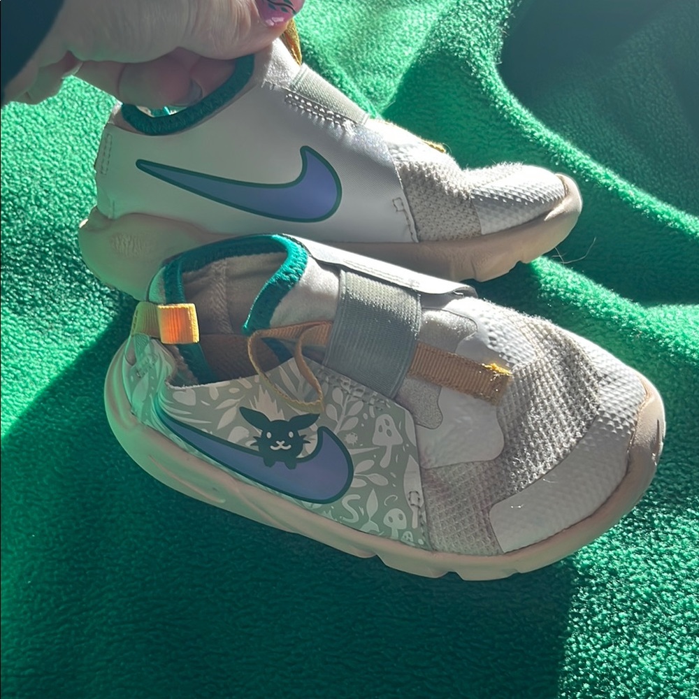 Nike Kids Shoes - Green and White - Picture 7 of 7
